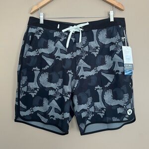 {Vuori} Cruise Boardshort in Black Abstract - Mens 34 - NWT
